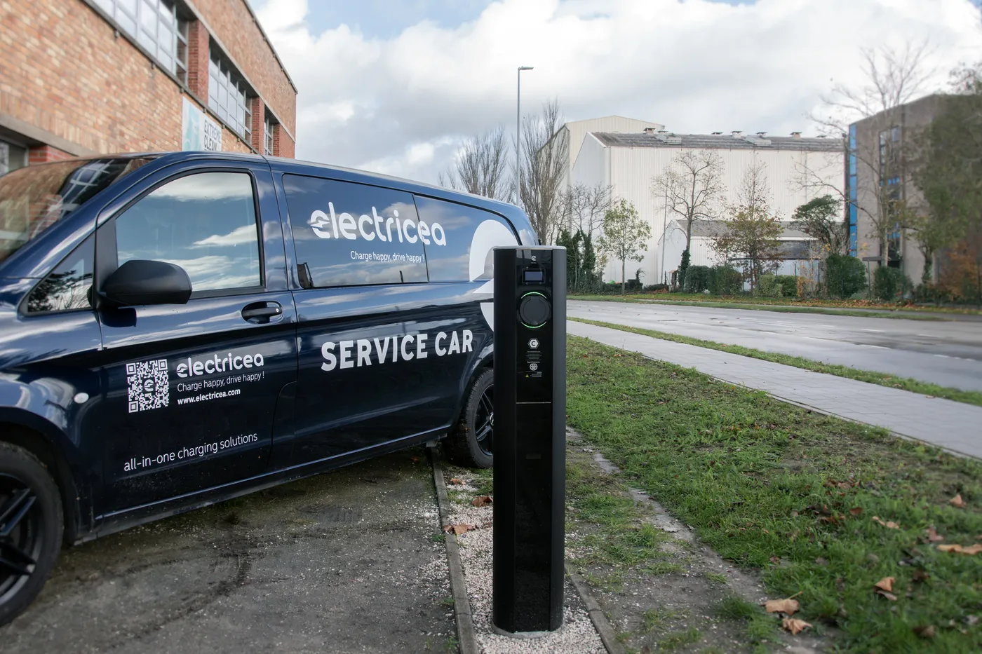 Electricea-servicewagen bij een bestaande laadinstallatie