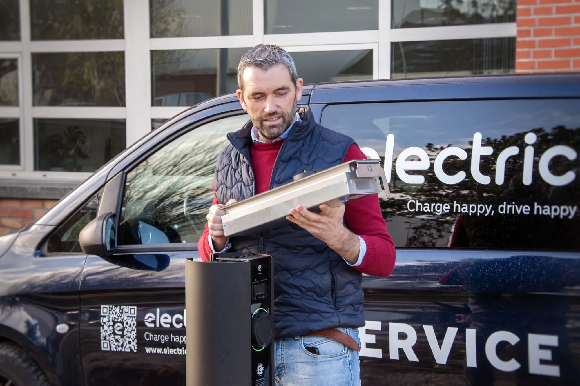 Electricea-technieker aan het werk aan een laadstation