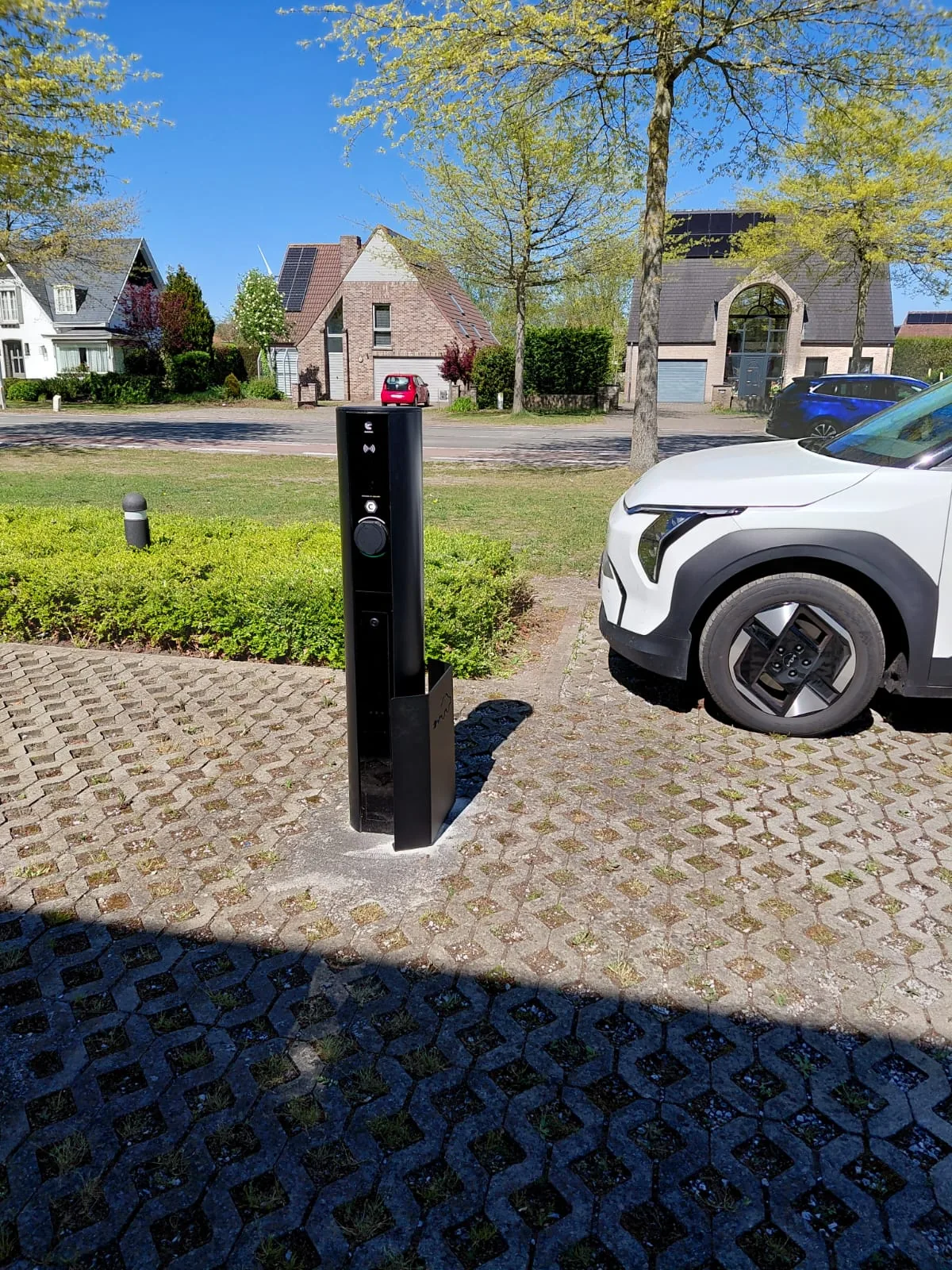Een laadstation dat laadt in combinatie met zonnepanelen