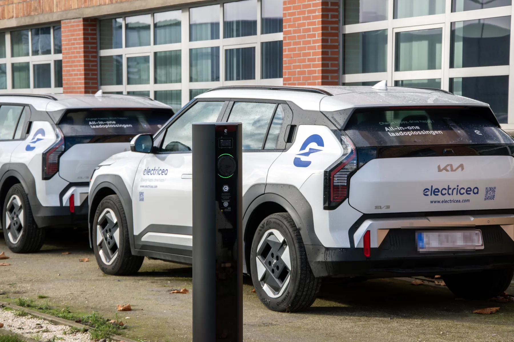 Bedrijfswagens laden aan Electricea-laadpunten