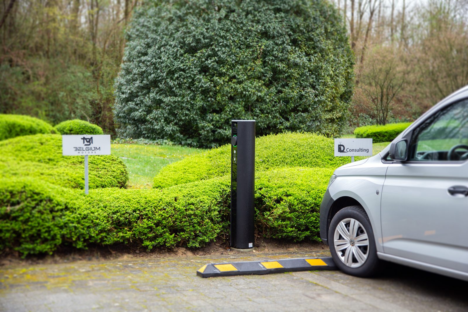Laadzuilen op de parking van een kantoorcomplex in Dr&egrave;ve Richelle, Waterloo